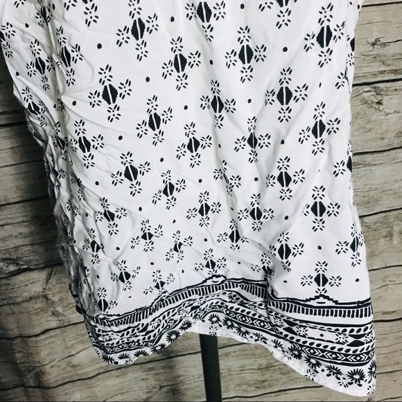 Old Navy Flowy tank with adjustable straps Size Large Pit to pit approx: 20 i - Picture 3 of 6